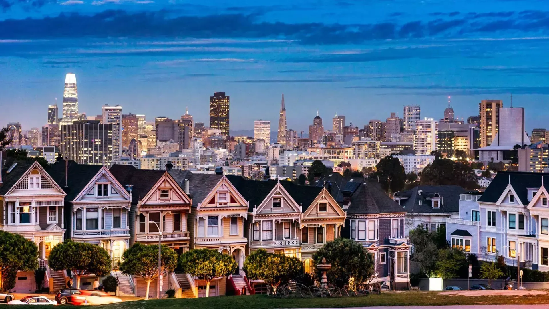 Le famose Painted Ladies di Alamo Square sono ritratte di fronte allo skyline di San Francisco al tramonto.